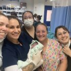 Equipe da saúde segura um bebê recém nascido