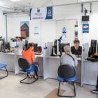 Pessoas em atendimento em guichês do Procon