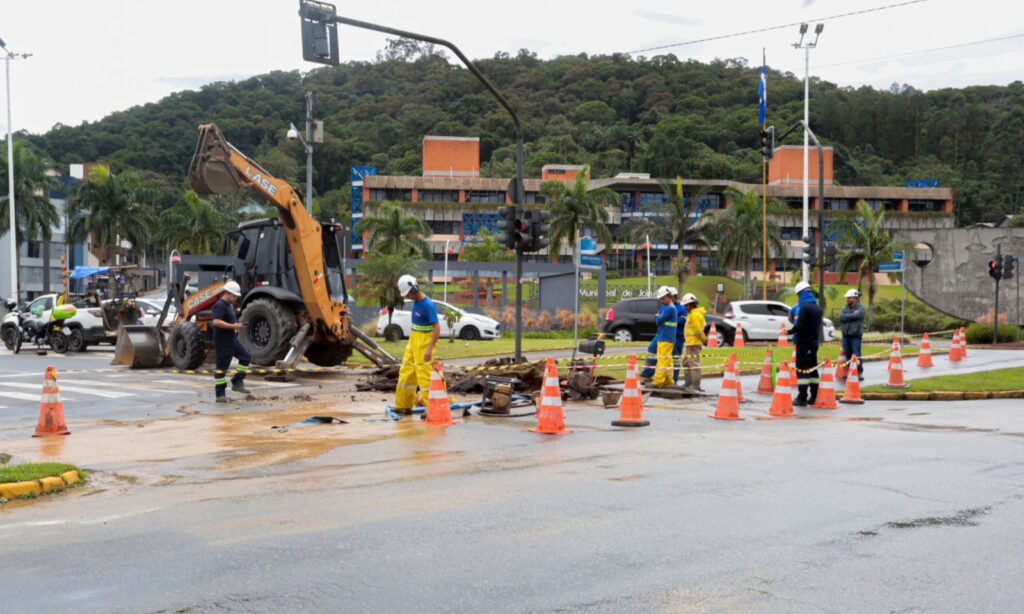 Águas de Joinville atua em manutenção emergencial na rua 9 de Março