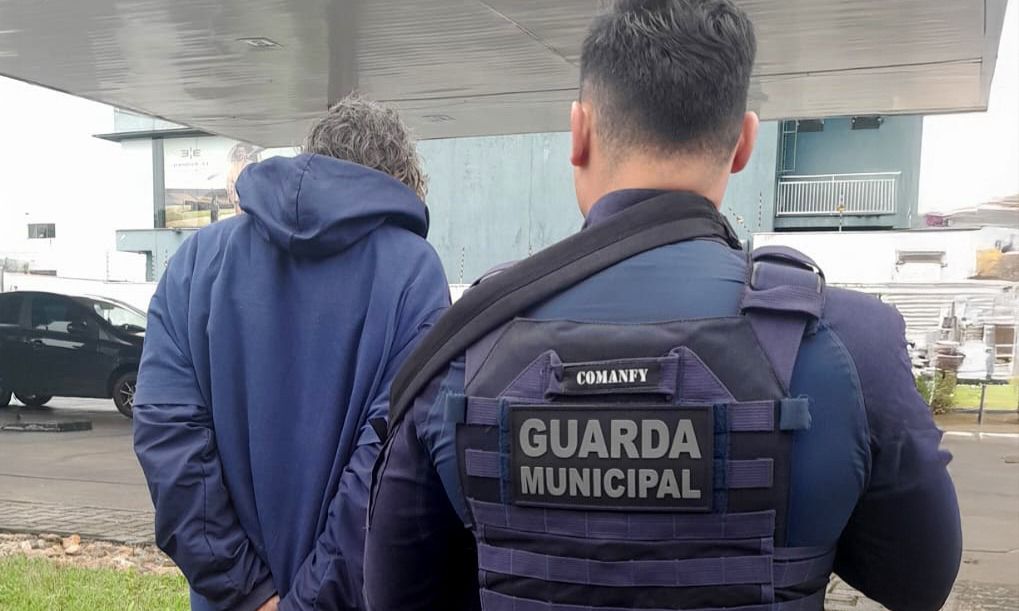 Guarda Municipal de Joinville conduz suspeito de crime de maus-tratos contra cachorro para a delegacia