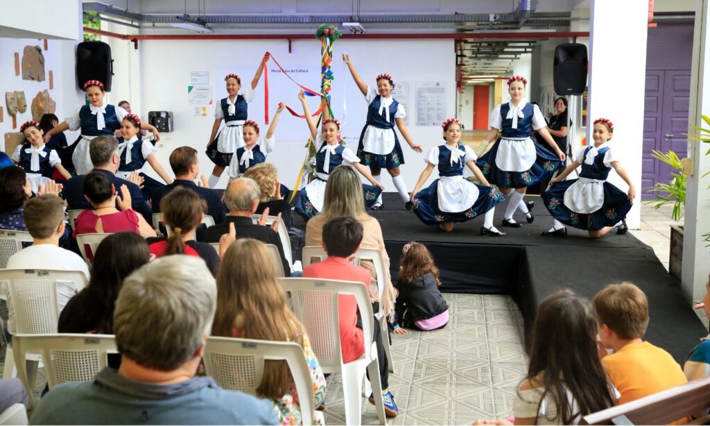 Escola Municipal de Ballet de Joinville comemora 50 anos