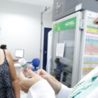 Vacina é preparada para aplicação em mulher
