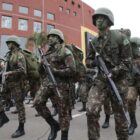 Homens com uniforme do exército participam de desfile cívico