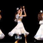 Dançarinas se apresentam no palco
