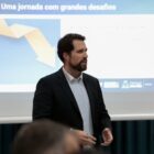 Secretário de educação, um homem de barba, com cabelos castanhos, fala para plateia