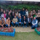 Homens e mulheres agrupados posam para fotografia