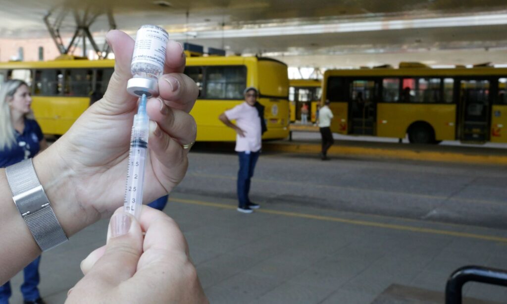 Prefeitura de Joinville inicia ações de vacinação contra a gripe nos terminais de ônibus