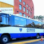 Ônibus da Guarda Municipal com agentes ao redor
