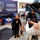 Mulher tira foto de criança em exposição da Guarda Municipal