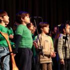 Crianças se apresentam no palco