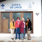 Servidoras do entro de Atenção Psicossocial “Dê Lírios” (CAPS III) em frente à sede