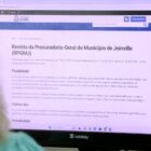 Mulher acessa página da Revista da Procuradoria no site da Prefeitura de Joinville