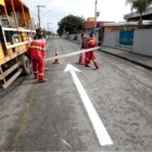 Técnicos trabalham na sinalização da via