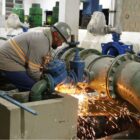Técnico trabalha em maquinário da ETA