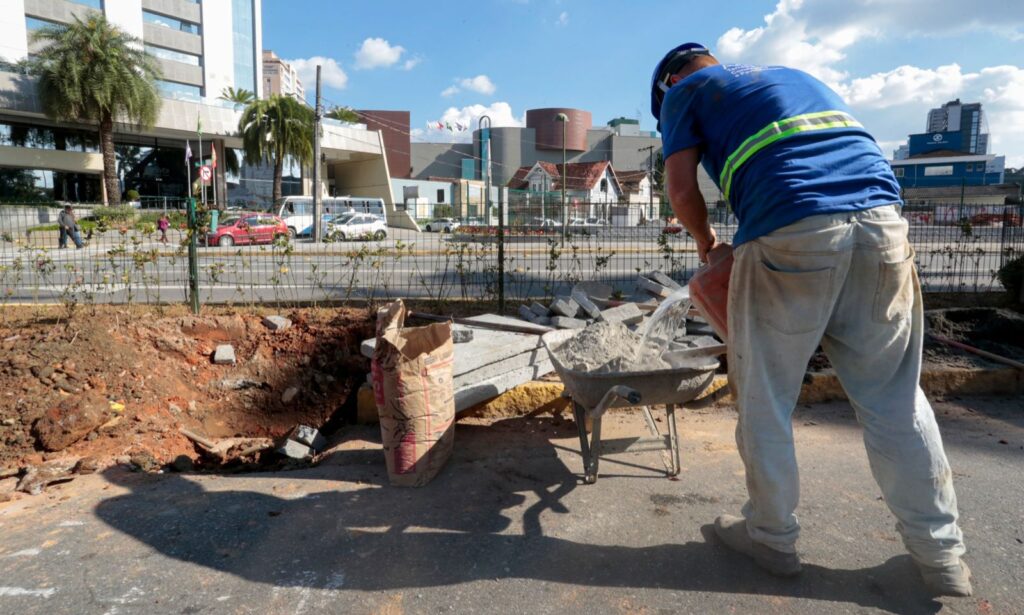 Prefeitura de Joinville realiza manutenção na rede de drenagem da Av. Juscelino Kubitschek