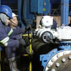 Técnicos trabalham em maquinário da ETA