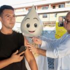 Homem recebe vacina em terminal de ônibus