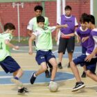 Meninos jogam futebol