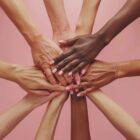 mãos femininas juntas