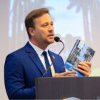 Prefeito Adriano segura a revista da Procuradoria