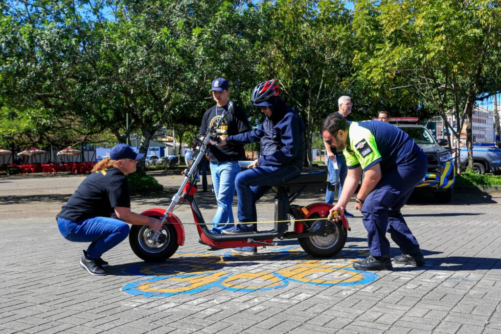 Detrans de Joinville intensifica conscientização sobre uso de veículos elétricos com campanha educativa