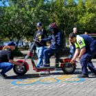Duas pessoas medem equipamento elétrico e orientam condutor em blitz educativa na rua