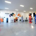 Bonecos gigantes expostos em sala de prédio público