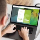 Homem acessa site da Ambiental em notebook