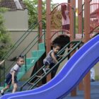 Crianças brincam em playground em centro de educação infantil