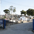Imagem da entrada de um cemitério municipal