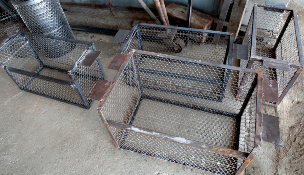 Prefeitura de Joinville vai instalar cestos de metal em bocas de lobo para reter lixo e evitar entupimento da tubulação
