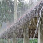 Imagem de forte chuva caindo em telhado de uma casa
