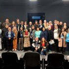 Dezenas de pessoas lado a lado posam para foto