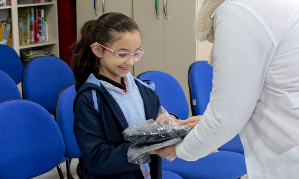 Educação de Joinville entrega 74 mil kits de uniforme de inverno para estudantes da Rede Municipal de Ensino