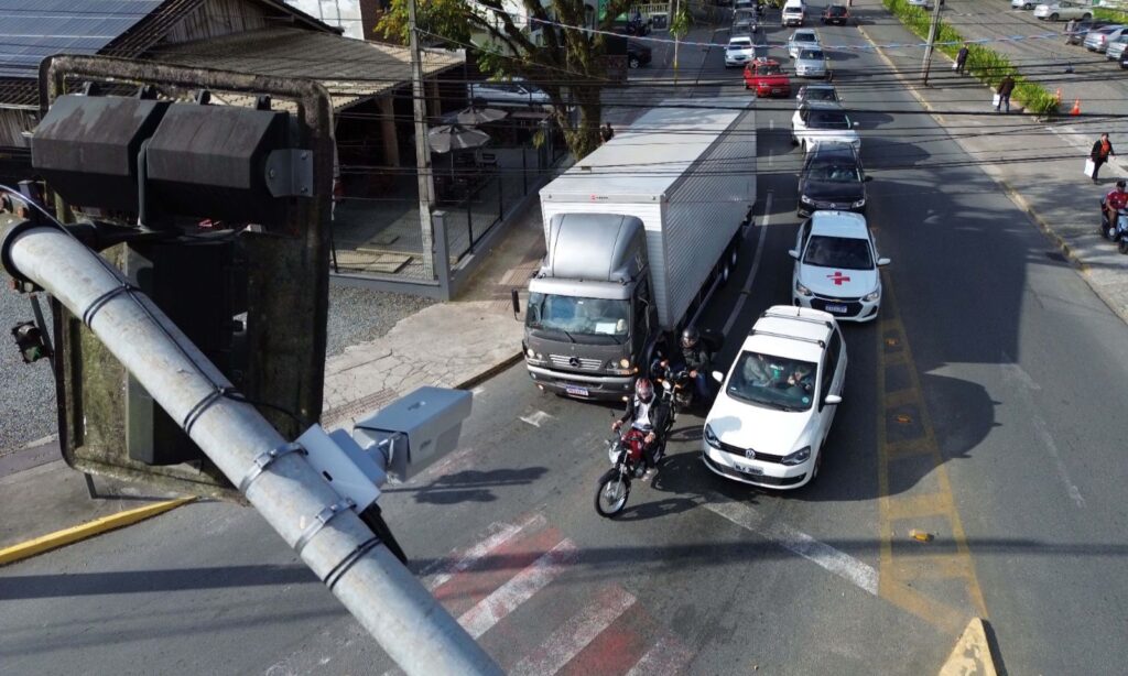 Prefeitura de Joinville inicia instalação de novos semáforos inteligentes, que se ajustam conforme o fluxo de veículos
