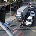 Carros parados aguardam semáforo abrir