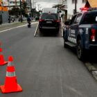 Viatura da Guarda Municipal estacionada perto de guincho que remove veículo
