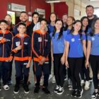 Atletas jovens, meninos e meninas, posam para foto uniformizados