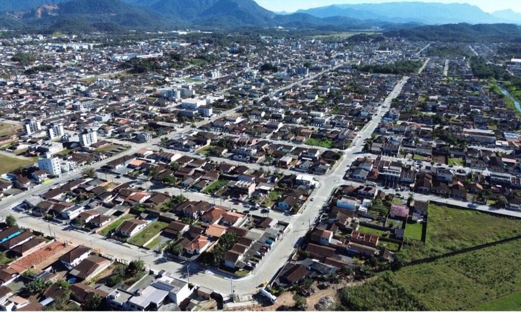 Vias qualificadas e calçadas drenantes entregues no bairro Vila Nova somam quase 70 mil metros quadrados
