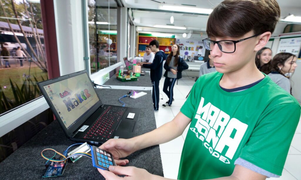 Educação entrega 314 kits de robótica para escolas da Rede Municipal de Ensino