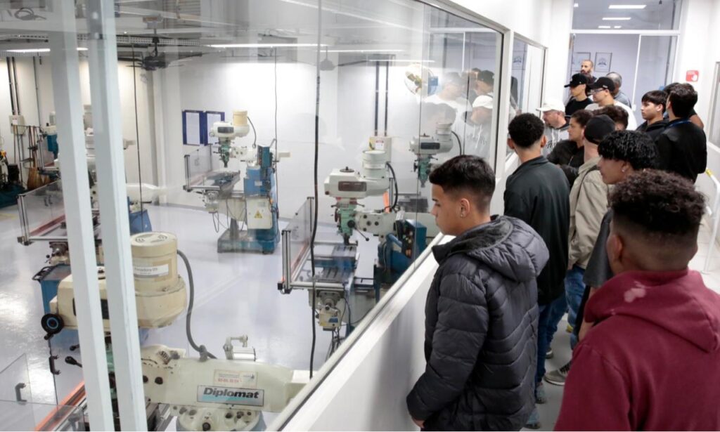 Programa Joinville Mais Tec oferece formação em tecnologia para usuários dos CRAs