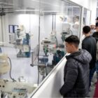 Jovens conhecem um laboratório de robótica