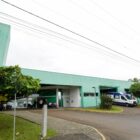 Fachada de unidade de atendimento de urgência, prédio com exterior em verde