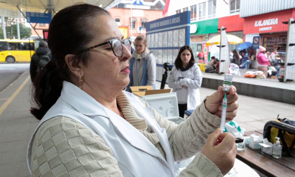 Ação de vacinação no Terminal Central aplica 400 doses de vacina contra a gripe