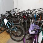 Bicicletas armazenadas em uma sala