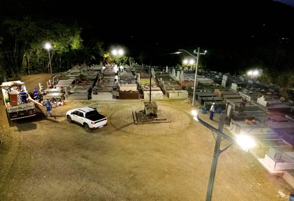 Cemitério de Pirabeiraba conta com nova iluminação após obra da Prefeitura de Joinville