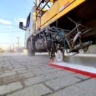 Caminhão pinta sinalização na via