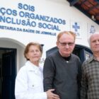 Mãe, filho e pai em frente ao SOIS