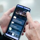 Homem segura celular e na tela está o aplicativo Joinville Fácil