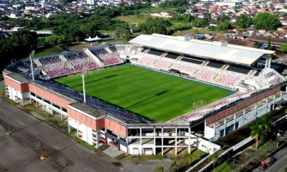 Sesporte faz estudo do solo para troca de gramado da Arena Joinville